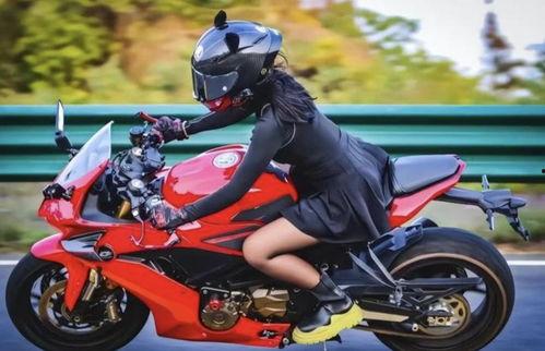 摩托车女骑网红吃瓜